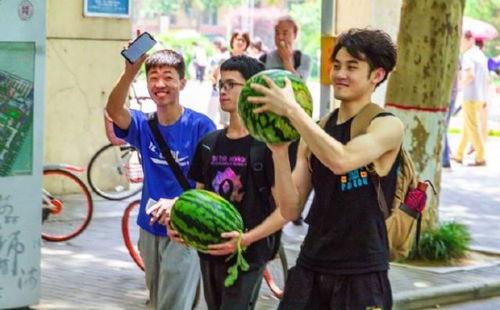 城市学院 吃瓜,吃瓜群众的热议焦点