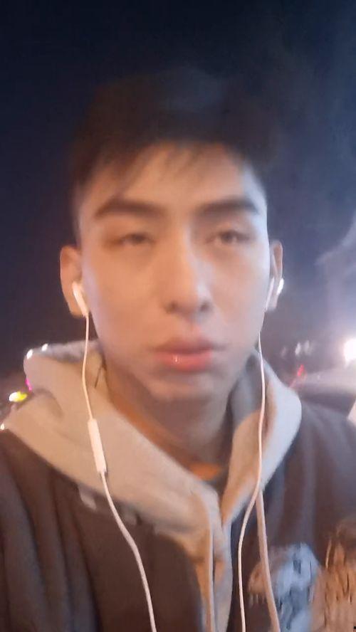 帅哥吃瓜原视频,笑料百出,揭秘娱乐圈幕后趣闻